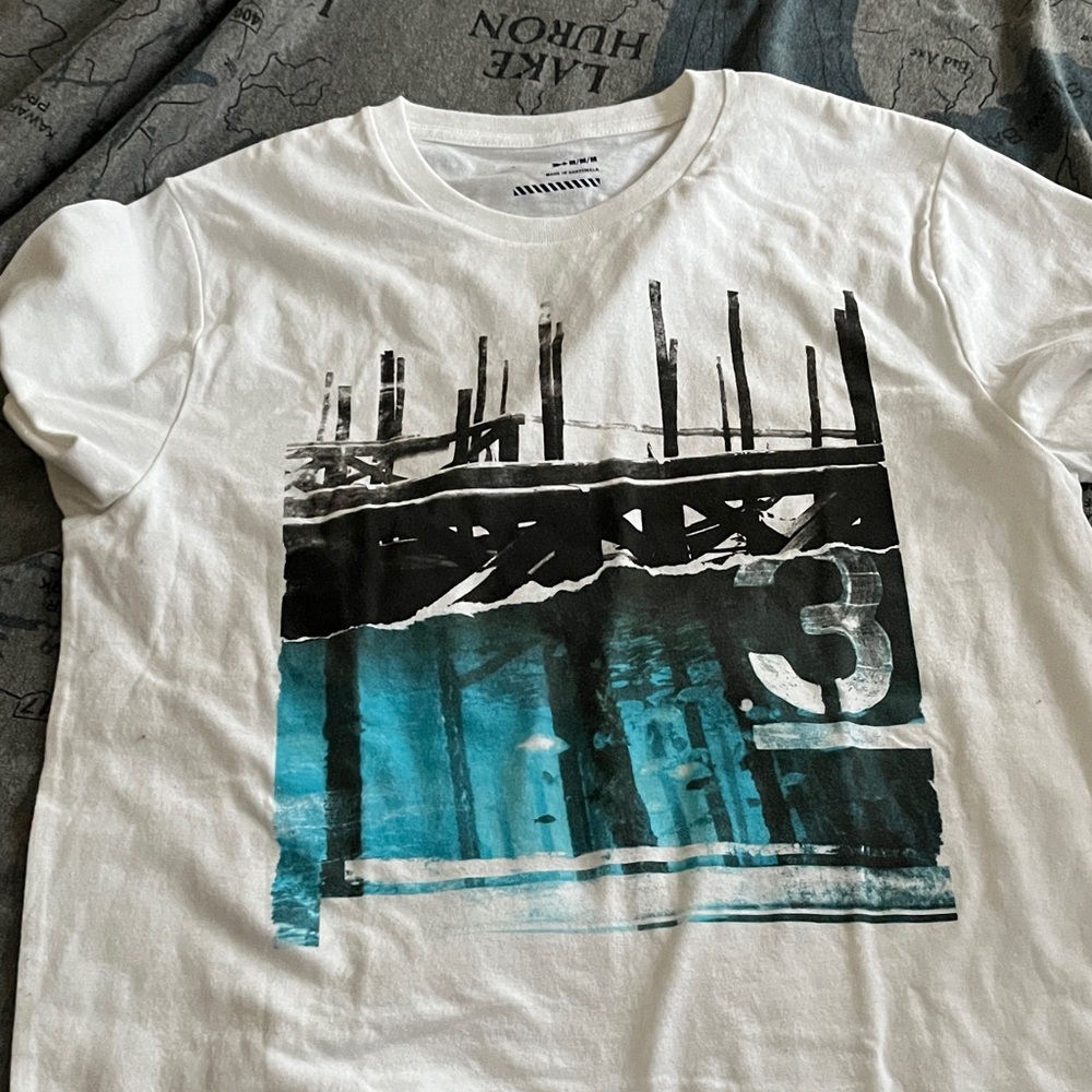 Old Navy White Tee with Black and Blue Graphic M